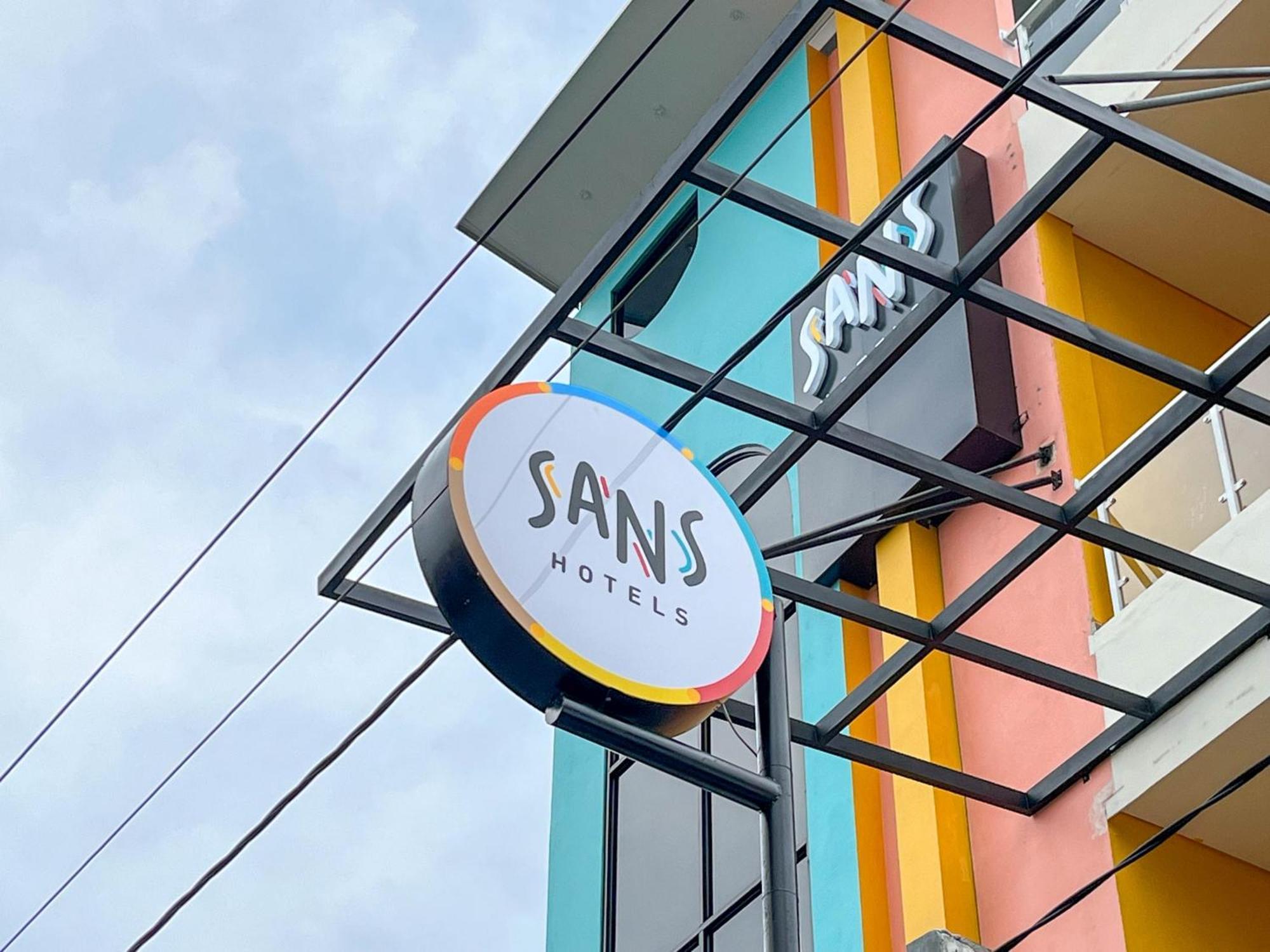 Sans Hotel Premiere Majapahit Semarang Exterior photo