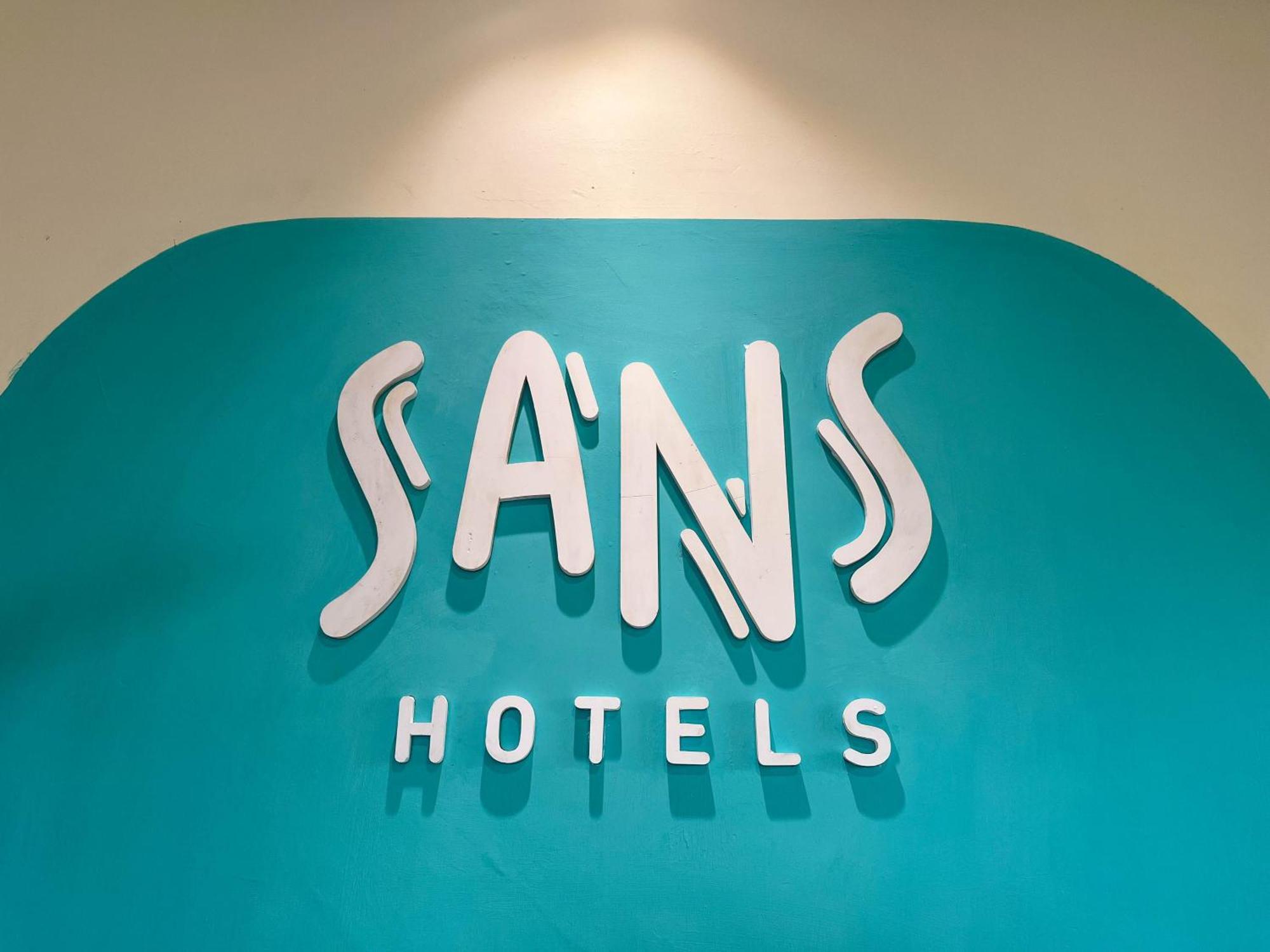 Sans Hotel Premiere Majapahit Semarang Exterior photo