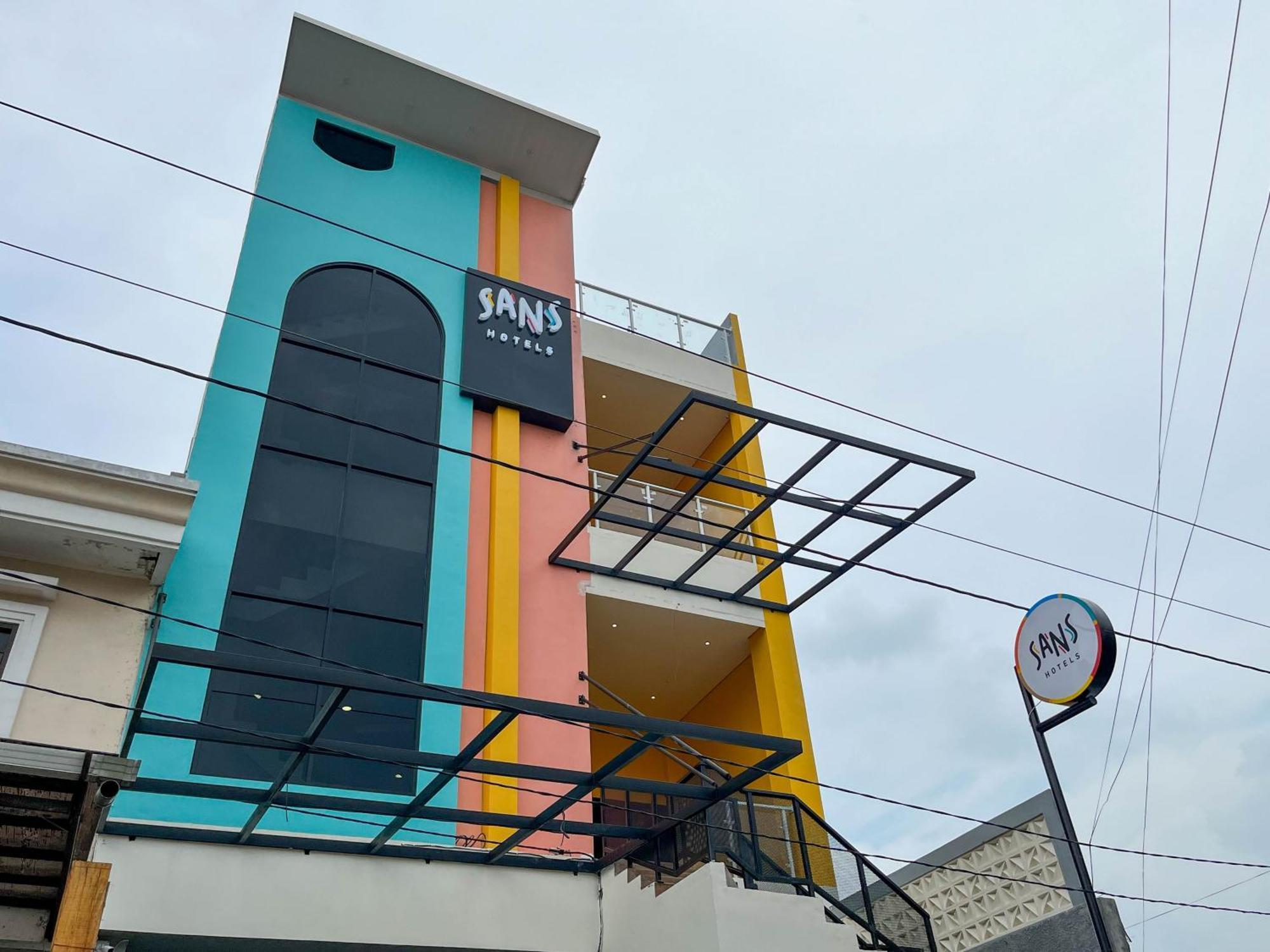 Sans Hotel Premiere Majapahit Semarang Exterior photo