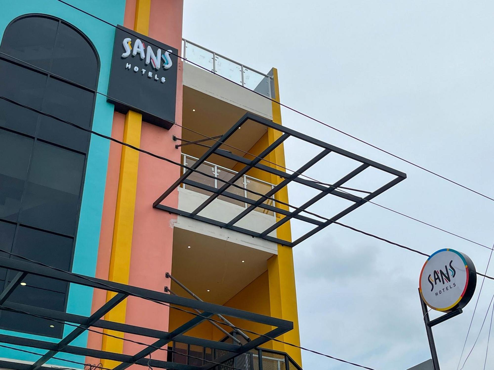 Sans Hotel Premiere Majapahit Semarang Exterior photo