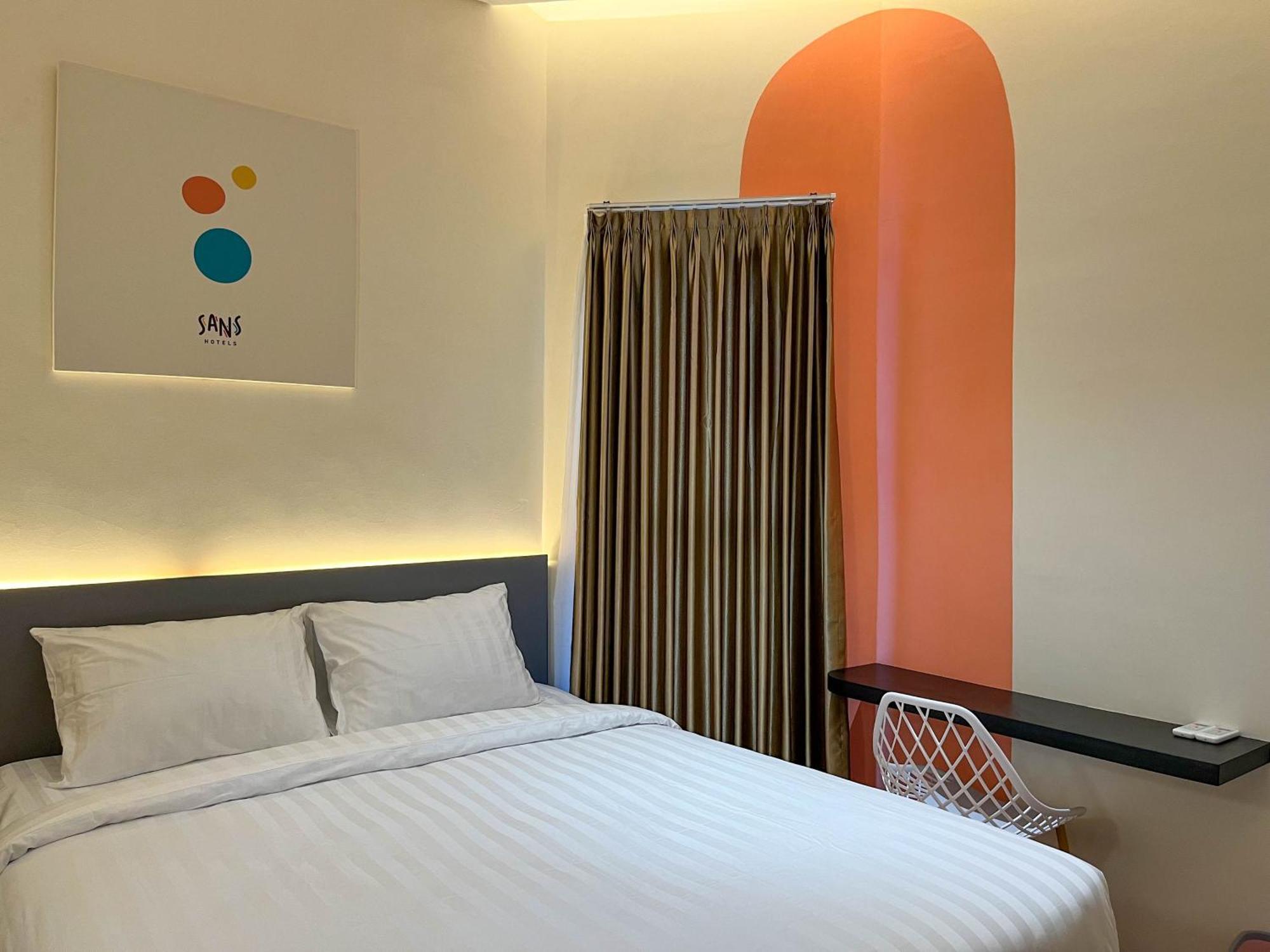 Sans Hotel Premiere Majapahit Semarang Exterior photo