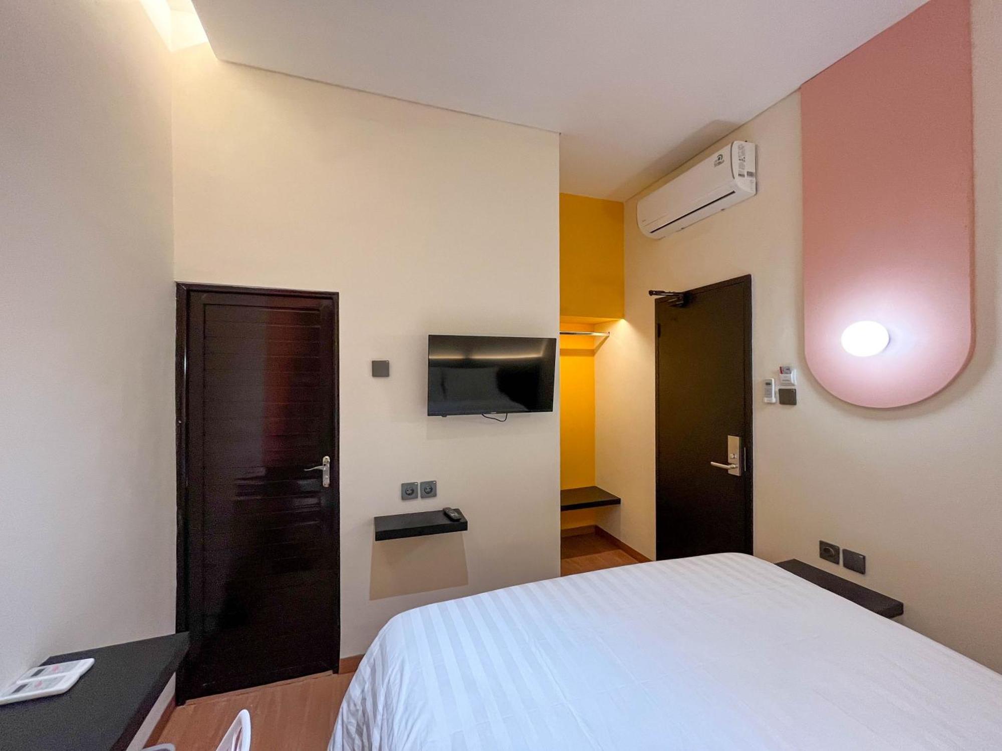 Sans Hotel Premiere Majapahit Semarang Exterior photo