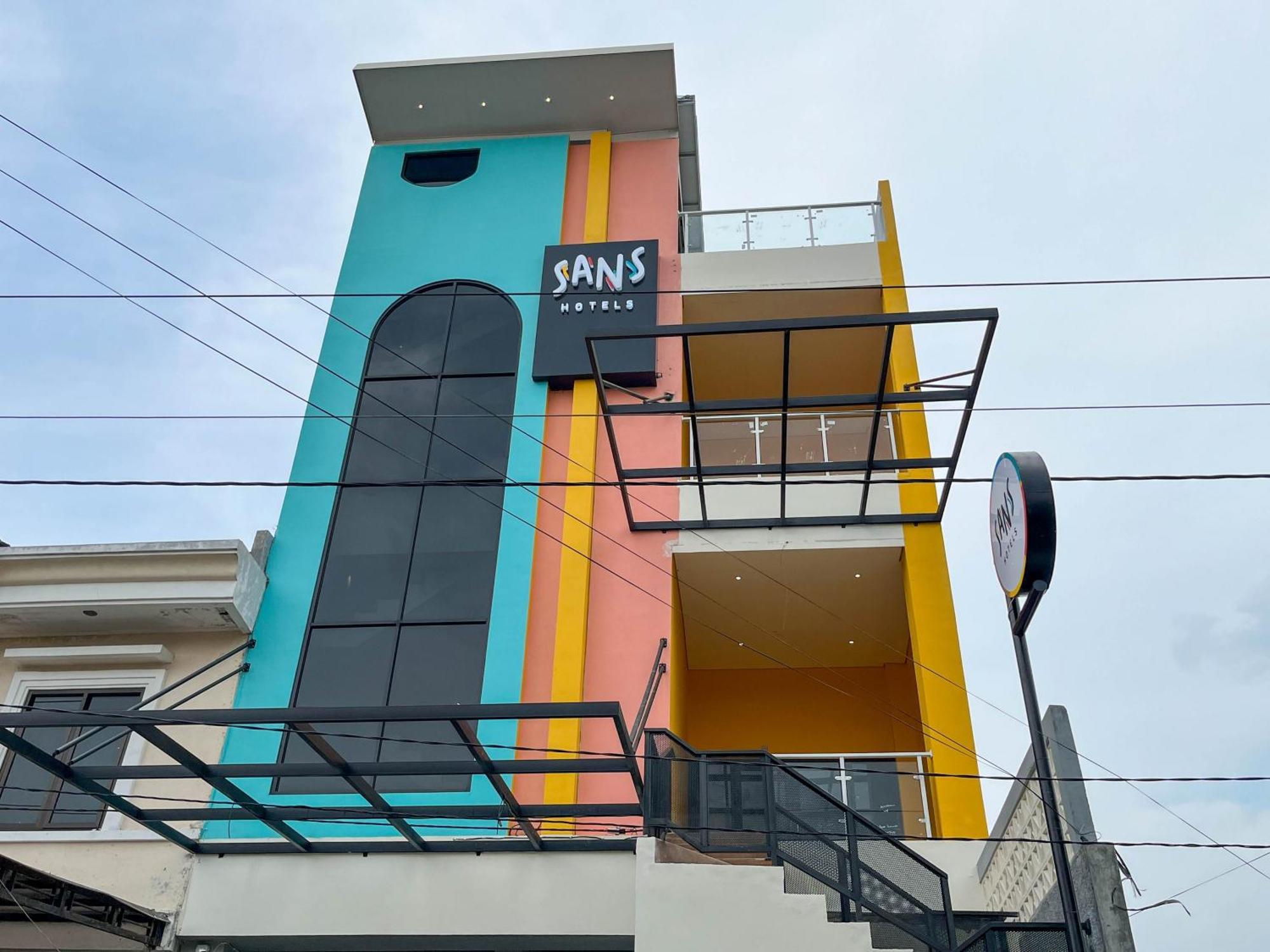 Sans Hotel Premiere Majapahit Semarang Exterior photo