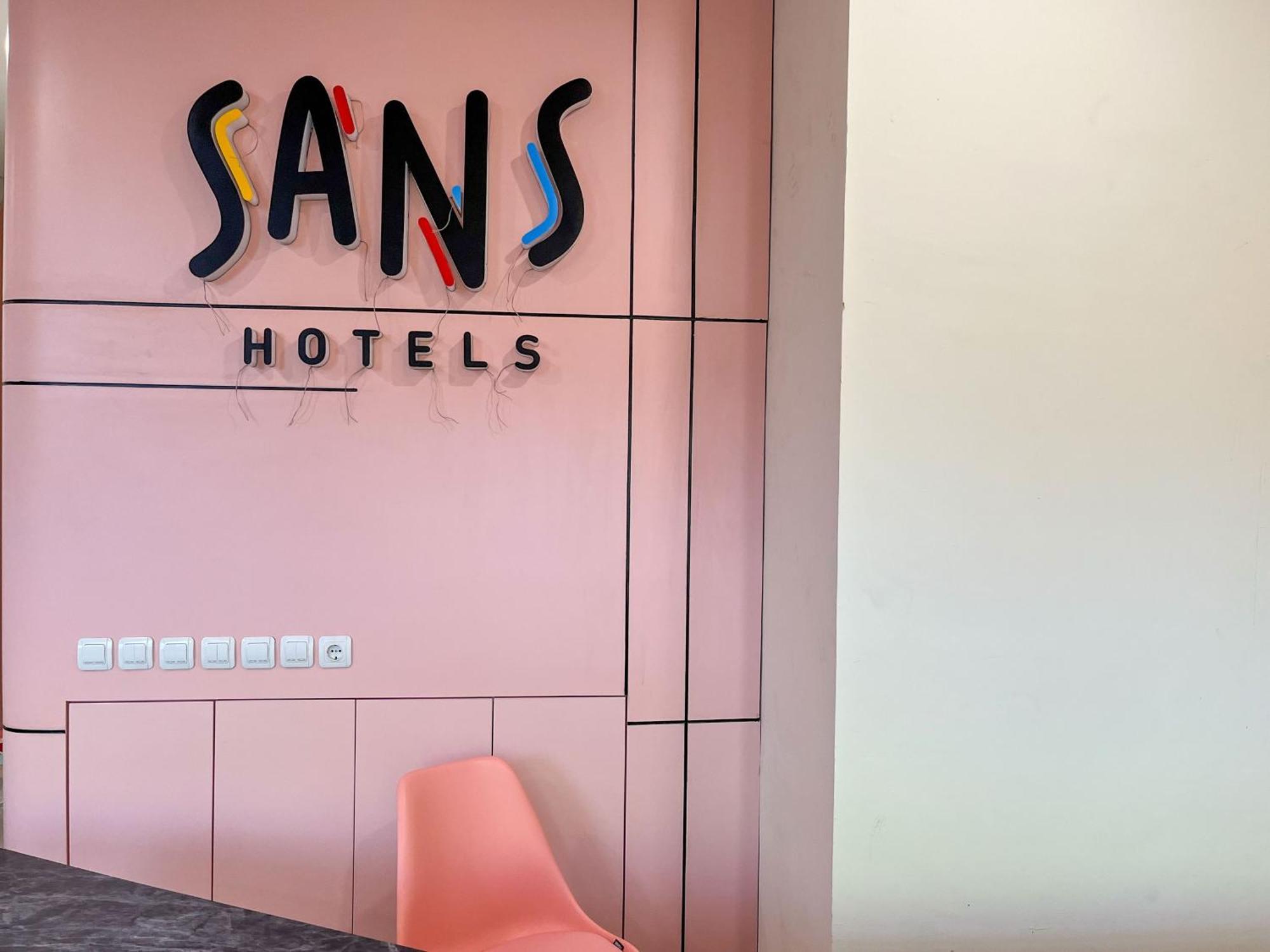 Sans Hotel Premiere Majapahit Semarang Exterior photo