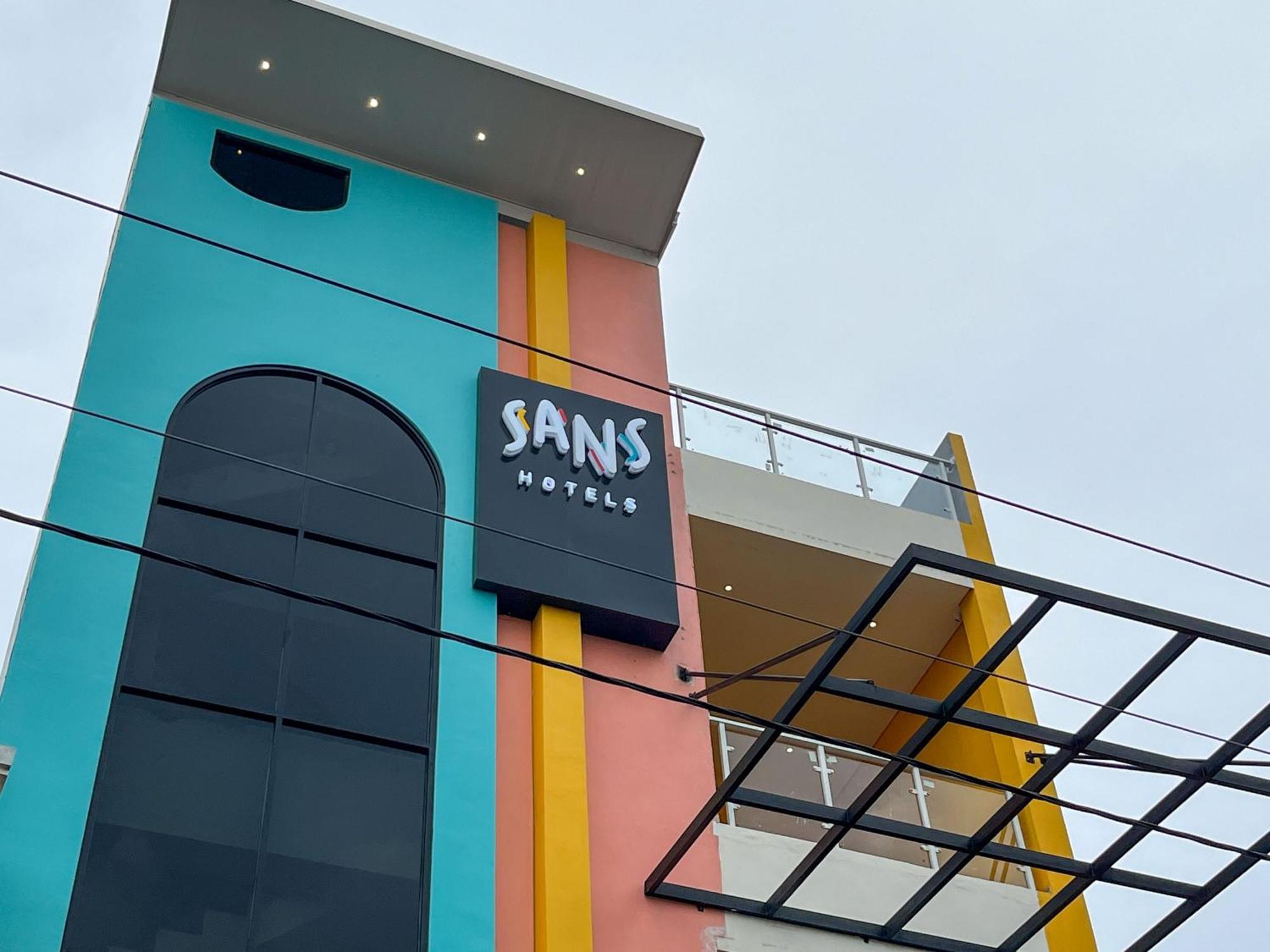 Sans Hotel Premiere Majapahit Semarang Exterior photo